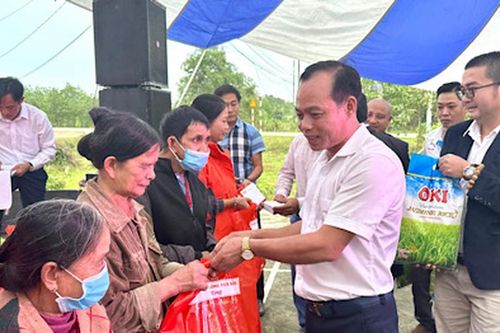 Văn phòng Báo Pháp luật Việt Nam khu vực Bình Trị Thiên mang Tết đến với người nghèo