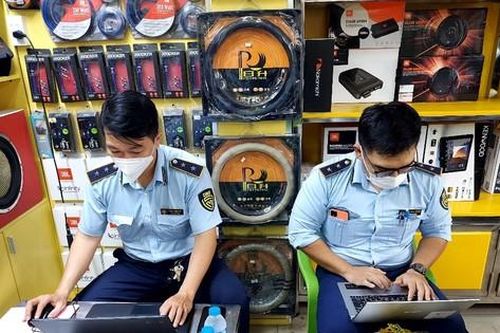 Loạt cửa hàng kinh doanh phụ kiện ô tô bị 'sờ gáy'