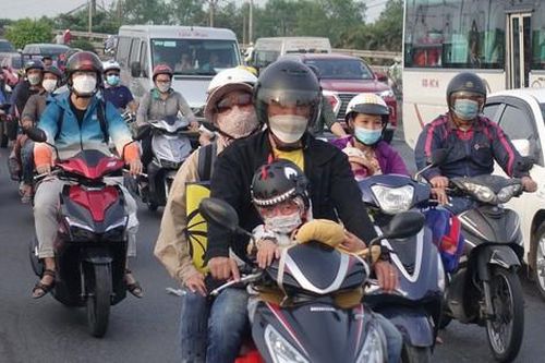 Người dân lỉnh kỉnh đồ đạc rời TPHCM về quê nghỉ Tết Dương lịch, cửa ngõ phía tây đông đúc