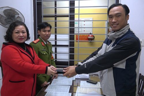 Tài xế vui mừng nhận lại gần 16 triệu đồng đánh rơi ngày cuối năm
