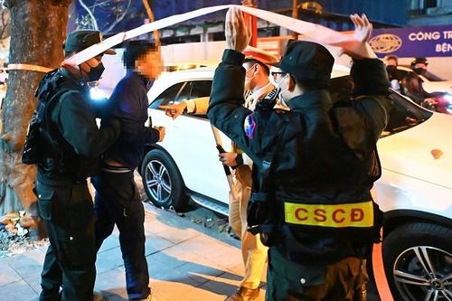 Bắt giữ tài xế vi phạm nồng độ cồn 'kịch khung', tấn công Cảnh sát 141