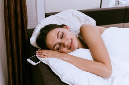 Thực hư đặt điện thoại cạnh gối ngủ gây ung thư