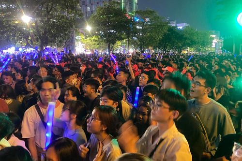 Đông nghẹt người ở phố đi bộ Nguyễn Huệ chờ countdown: Bãi xe không còn chỗ, giới trẻ háo hức 'lên đồ'
