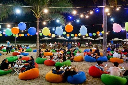 Người dân Nha Trang đổ ra bãi biển đón năm mới 2023