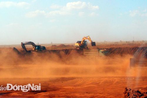 Bụi đất tại khu vực thi công sân bay vượt chuẩn, kiến nghị Bộ TN-MT vào cuộc kiểm tra