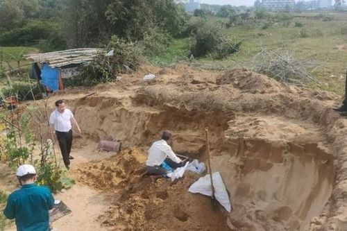 Cuốc đất trồng rau, hoảng hốt phát hiện bộ xương người