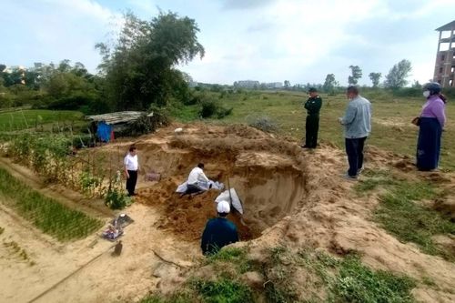 Hoảng hốt phát hiện bộ xương người khi cuốc đất trồng rau