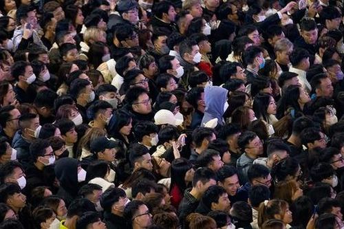 Biển người đón năm 2023 ở trung tâm Hà Nội