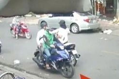 Người đàn ông bị giật mất dây chuyền 5 chỉ vàng