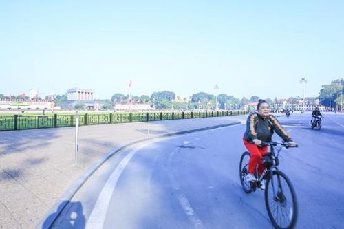 Hà Nội: Đường phố vắng vẻ, bình yên sáng mùng 1 Tết Dương lịch 2023