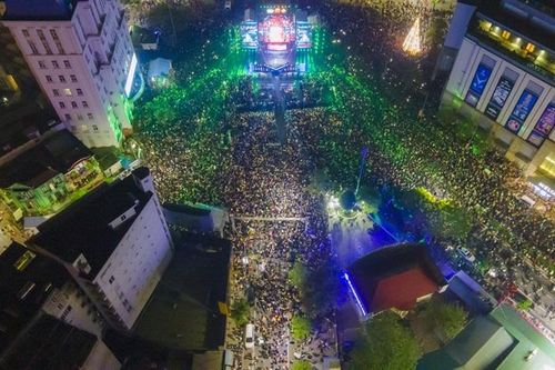 Cận cảnh dòng người ùn ùn chào đón năm mới cùng Huế Countdown 2023