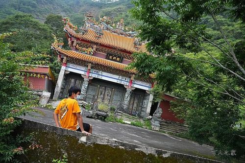 Lạ kỳ ngôi đền nghiêng 45 độ y hệt 'tháp nghiêng Pisa'
