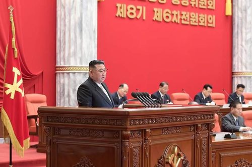 Ông Kim Jong-un lệnh phát triển ICBM mới và sản xuất hàng loạt vũ khí hạt nhân