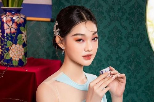 Cẩm Đan, Bé Quyên quyến rũ trong trang phục truyền thống.