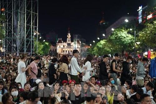 Biển người đón năm 2023 trên phố đi bộ Nguyễn Huệ