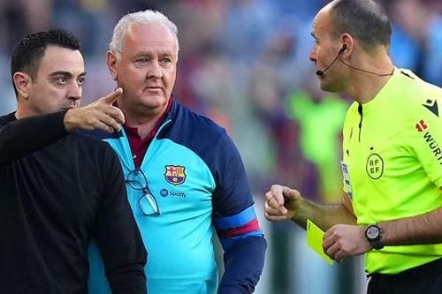 HLV Xavi nổi điên chỉ trích 'kẻ thù' của Messi sau trận hòa của Barcelona