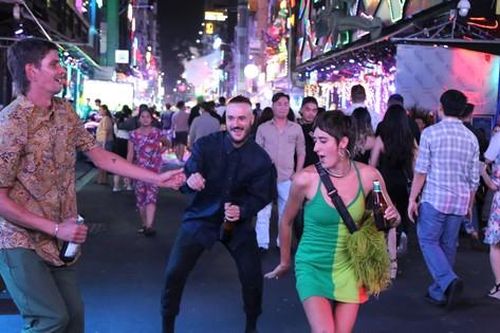 Khách nước ngoài nhảy tưng bừng ở phố Tây Bùi Viện trong thời khắc sang năm mới
