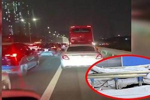 Tài xế xe cấp cứu 'gào khản cổ', loạt ô tô vẫn quyết chiếm làn khẩn cấp