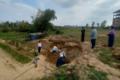 Đào đất trồng rau, 2 cha con 'kinh hồn bạt vía' khi thấy thứ này lẫn trong đất