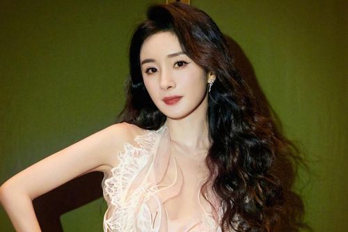 Hậu bị tố quỵt nợ tiền tỷ, Dương Mịch khiến fan lo lắng khi xuất hiện với dáng vẻ gầy gò đến đáng sợ