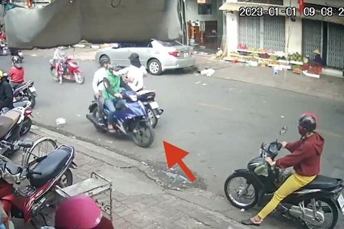 Bình Dương: Người đàn ông dừng xe hút thuốc, bị 2 đối tượng giật dây chuyền