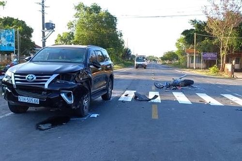 Xe máy lao vào đầu xe con, 2 người đàn ông thương vong