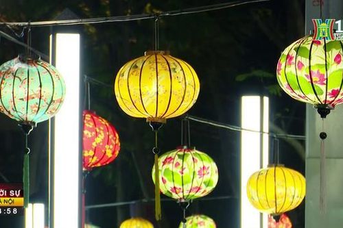 Người dân Thủ đô xuống đường đón năm mới