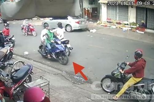 Đi mua thuốc hút, người đàn ông bị giật mất dây chuyền 5 chỉ vàng