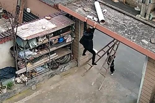 Người bà bị treo lở lửng trên cổng, cháu trai 4 tuổi nâng thang giải cứu