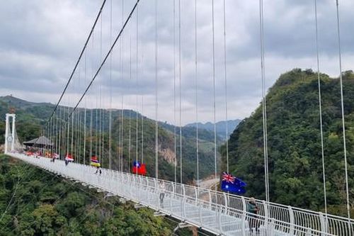 Cầu kính Bạch Long và trò chơi mạo hiểm hút khách ngày Tết Dương lịch 2023