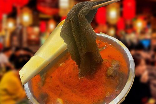 Phát hiện giẻ rửa bát trong nồi lẩu Tứ Xuyên