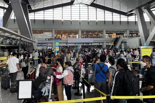 Máy bay quay đầu giữa chừng vì Manila đóng không phận