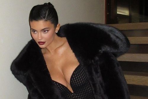 Kylie Jenner, Miley Cyrus mặc gợi cảm dịp năm mới