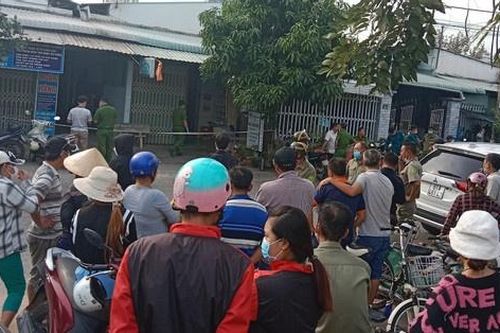 Người đàn ông bị truy tìm nằm bất động, dao cắm vào ngực
