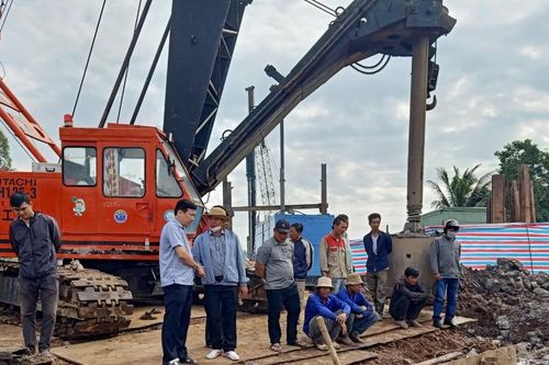 Vụ cháu bé 10 tuổi lọt vào trụ bê tông sâu 35m: Huy động trên 200 người cứu hộ
