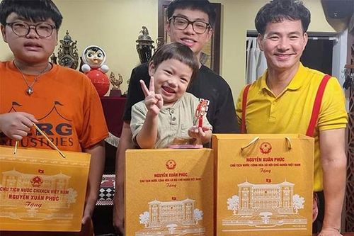 Ba con trai kháu khỉnh, giỏi giang nhà danh hài Xuân Bắc