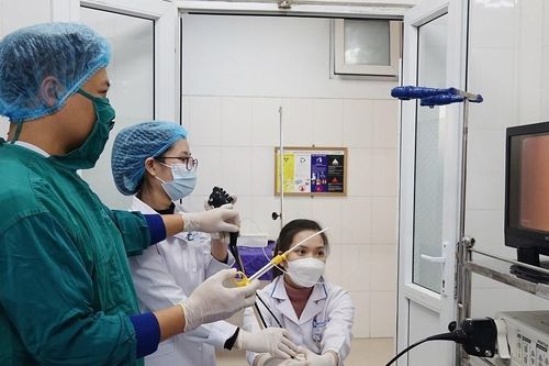 Mảnh xương bị 'bỏ quên' trong phổi cụ bà 75 tuổi