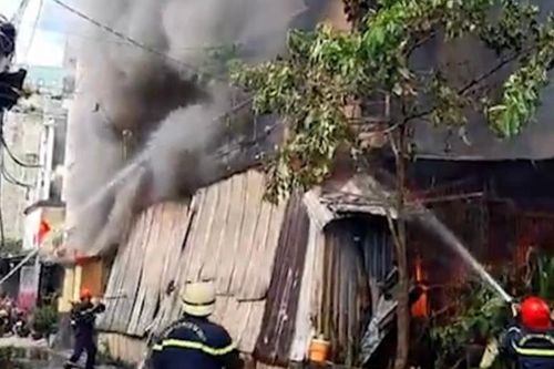 TP Hồ Chí Minh: Kịp thời giải cứu 2 người mắc kẹt trong căn nhà bốc cháy