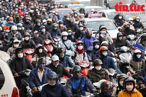 Người dân lỉnh kỉnh đồ đạc trở lại Thủ đô sau kỳ nghỉ lễ