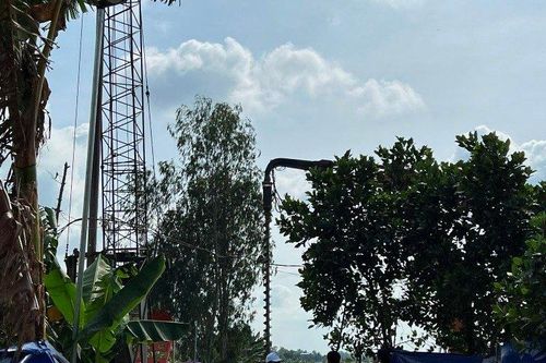 Quyết tâm hạ 5m đất cuối cùng cứu bé trai lọt vào trụ bê tông sâu 35m