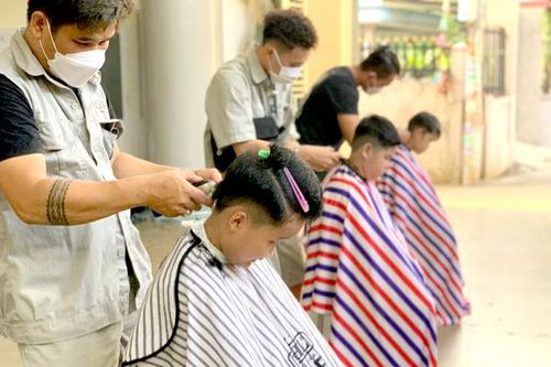 Hớt tóc miễn phí cho người dân