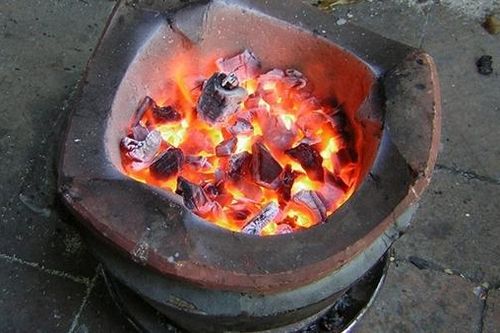 Đốt than sưởi ấm, 2 vợ chồng tử vong trong đêm
