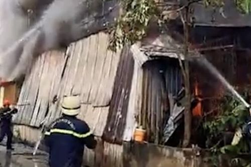 Cứu 2 người thoát khỏi đám cháy căn nhà 4 tầng chứa sản phẩm mây tre