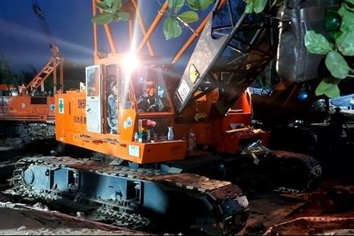 Vụ bé trai rơi trong ống trụ bê tông: Quyết tâm đưa trụ bê tông lên trong đêm nay