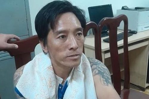Khống chế kẻ có biểu hiện không bình thường cầm 2 dao đâm người tử vong