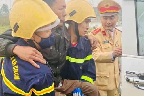 Thanh Hóa: Giải cứu 2 nạn nhân mắc kẹt trong cabin ô tô