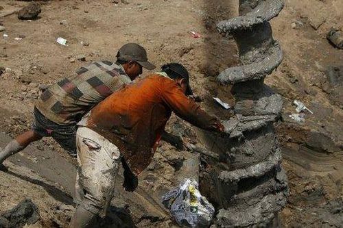 Còn 5m cuối cùng, hy vọng phép màu sẽ đến với bé trai 10 tuổi bị kẹt trong trụ bê tông