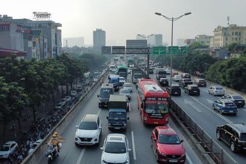 Bệnh nhân bỏng nặng 'mòn mỏi' chờ đợi trên xe cứu thương do làn khẩn cấp đã 'kín chỗ'