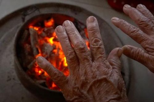 Đốt than, củi để sưởi ấm trong nhà: Những hiểm họa được báo trước
