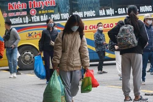 Người dân 'tay xách, nách mang' trở lại Hà Nội sau kỳ nghỉ Tết Dương lịch 2023
